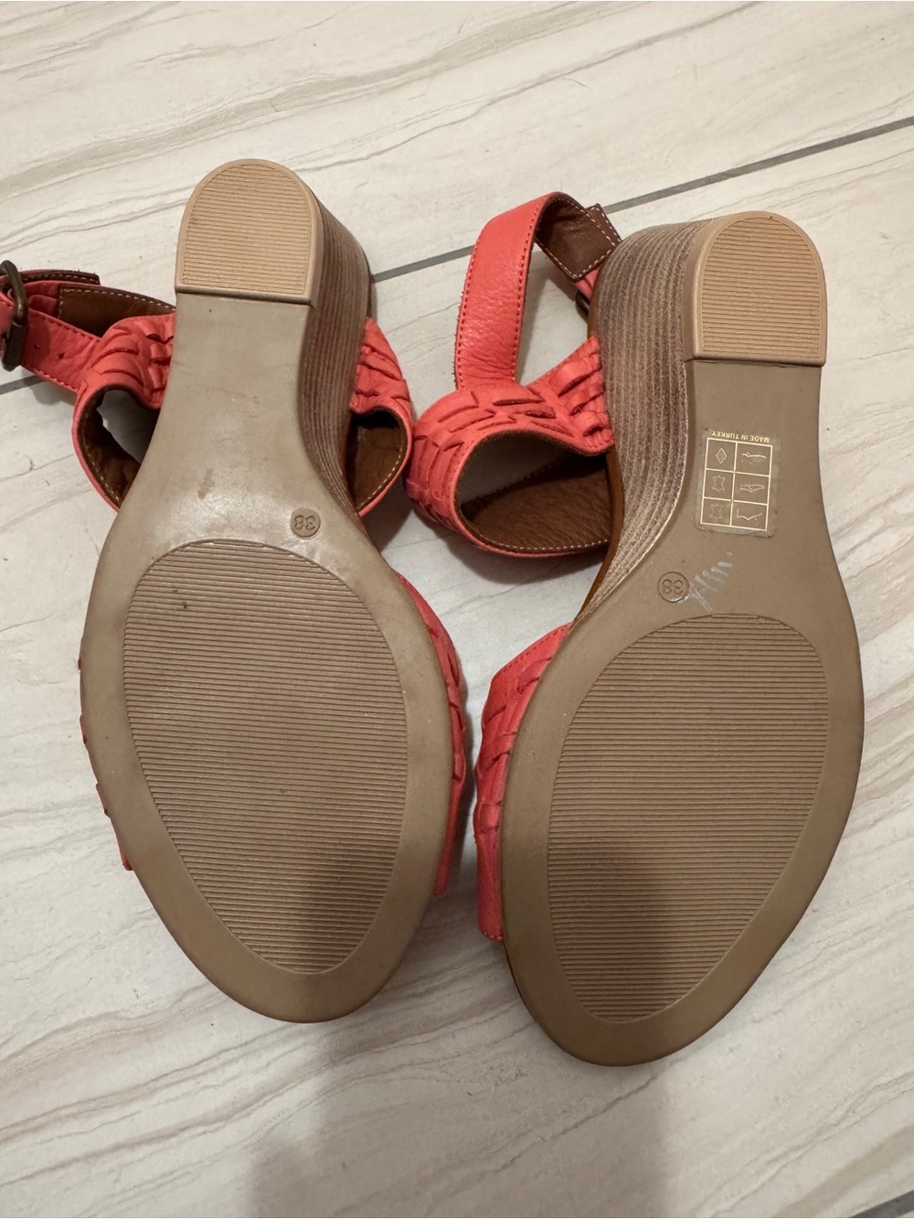 Bueno Misty Wedge Sandles in Coral  Leather Sz 38 - Picture 11 of 13